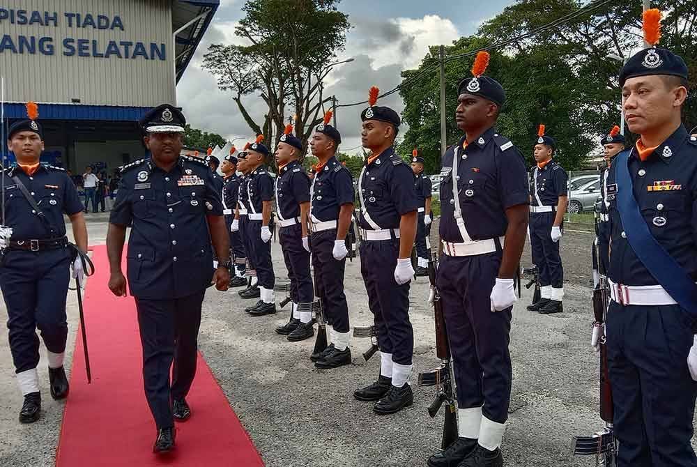 Hussein memeriksa perbarisan ketika perasmian Dewan Serbaguna Ibu Pejabat Polis Daerah (IPD) Klang Selatan pada Jumaat.