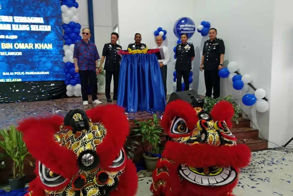 Hussein (tiga, kiri) ketika merasmikan Dewan Serbaguna Ibu Pejabat Polis Daerah (IPD) Klang Selatan pada Jumaat.