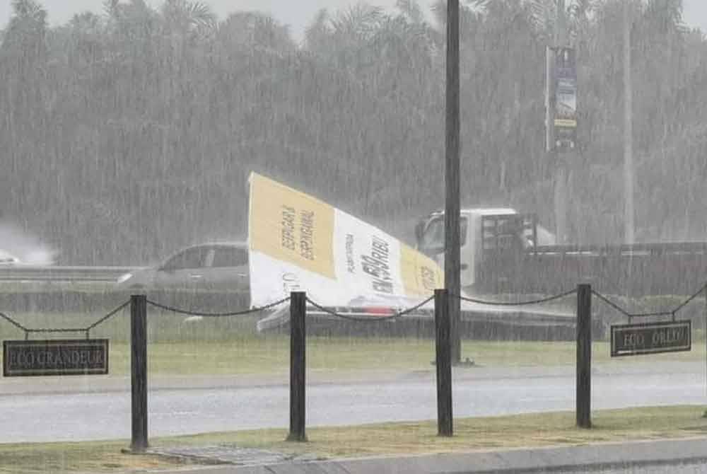 Pengguna laman Facebook, Boss Shaiful Hafsham turut berkongsi beberapa gambar memaparkan hujan serta angin kuat melanda kawasan tersebut.