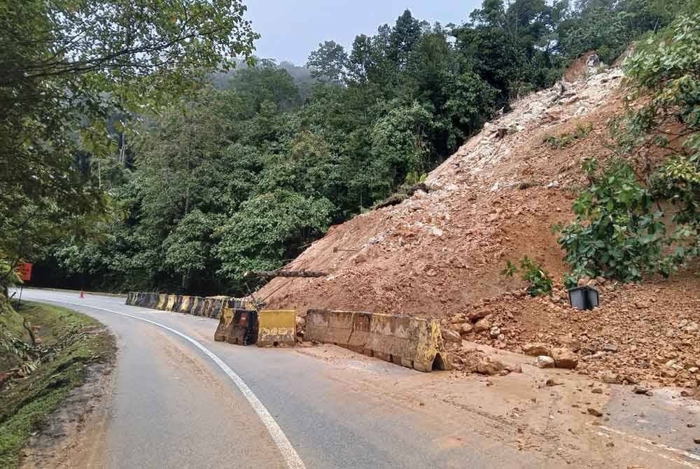 Penutupan penuh terpaksa dilakukan ekoran masih terdapat pergerakan tanah di lokasi kejadian dan amat berisiko dilalui oleh semua kenderaan. Foto: ihsan pembaca