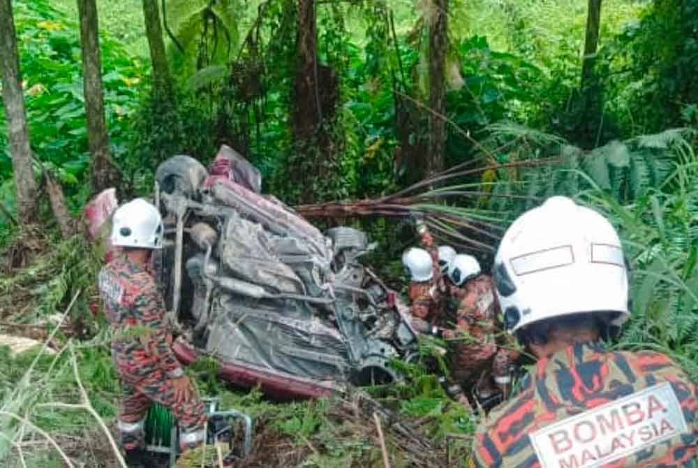 Keadaan Perodua MyVi yang terbalik selepas dirempuh lori muatan batu di Jalan Gua Musang-Lojing pada Jumaat.. - Foto Ihsan Bomba
