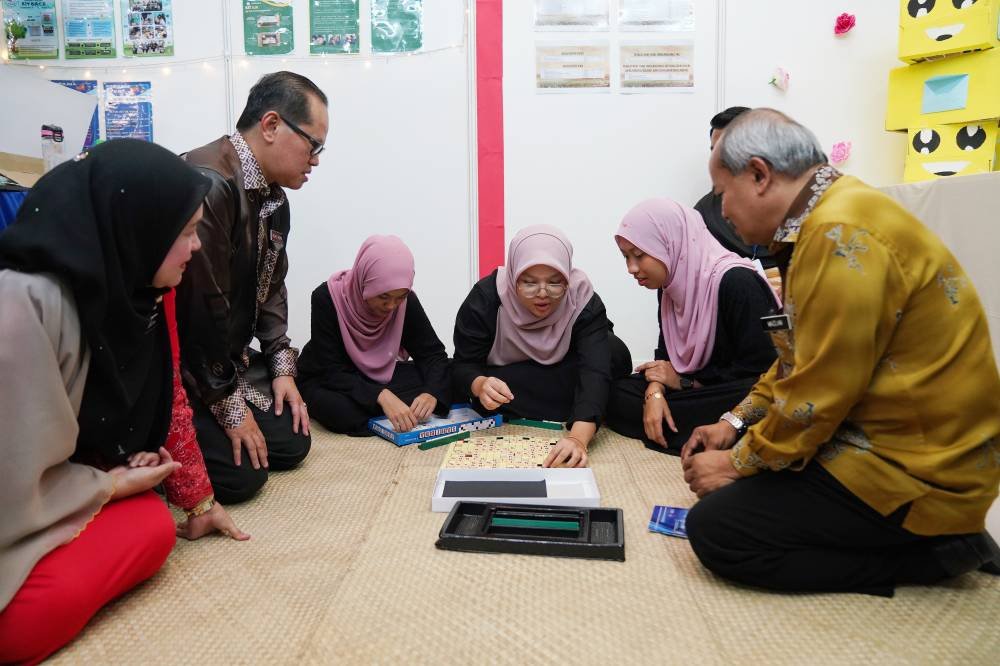 Mohd Azam melawat reruai Karnival MBMMBI.