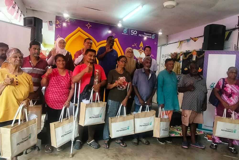 Antara penerima terdiri penduduk di Bentong yang menerima sumbangan yayasan sempena Deepavali.