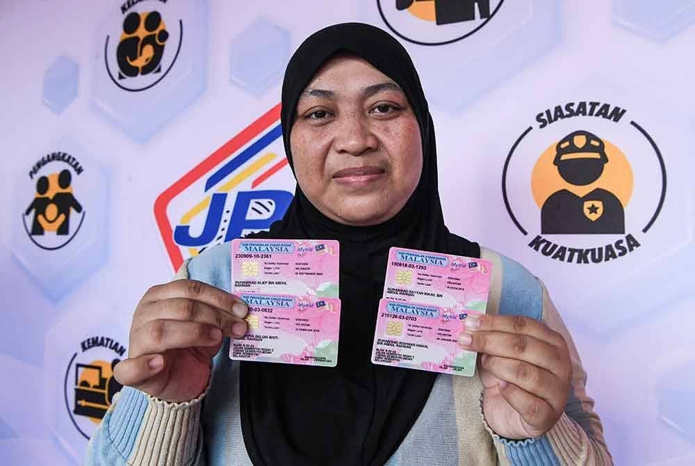 Ibu tunggal Hasmida Hamid, 33, menunjukkan empat Mykid milik anak-anaknya yang diterima pada Majlis Penyerahan Sijil Kelahiran dan Mykid di Perkarangan Wad Kanak-Kanak, Hospital Kajang, pada Jumaat. Foto Bernama