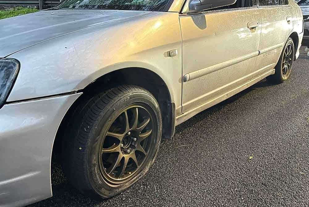 Polis melepaskan dua das tembakan pada tayar depan sebelah kiri kereta jenis Honda Civic yang dipandu suspek.