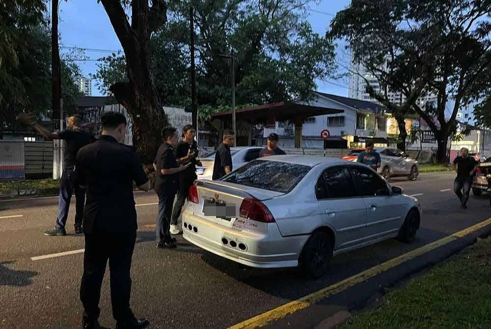 Polis terpaksa melepaskan dua das tembakan pada tayar depan sebelah kiri kereta jenis Honda Civic yang dipandu suspek.