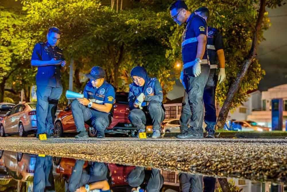 Anggota polis menjalankan siasatan di lokasi kejadian.