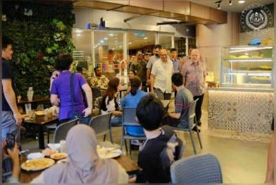 Sultan Ibrahim berkenan menikmati santapan pagi bersama rakyat dan warga kerja Seri Paduka Baginda di sebuah restoran di ibu negara. Foto FB Sultan Ibrahim Sultan Iskandar