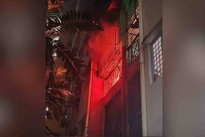 Kebakaran di tingkat dua sebuah pangsapuri di Taman Sentosa, Klang awal pagi Jumaat.