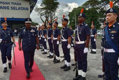Hussein memeriksa perbarisan ketika perasmian Dewan Serbaguna Ibu Pejabat Polis Daerah (IPD) Klang Selatan pada Jumaat.