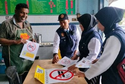 Pegawai Kesihatan menjalankan advokasi mengenai Akta Kawalan Produk Merokok Demi Kesihatan Awam 2024 (Akta 852) yang telah dikuatkuasakan bermula 1 Oktober lalu.