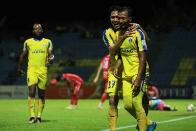Jaringan pemain Sri Pahang, Adam Nor Azlin (kanan) menceriakan kem Tok Gajah. Foto ihsan Bayu Alam