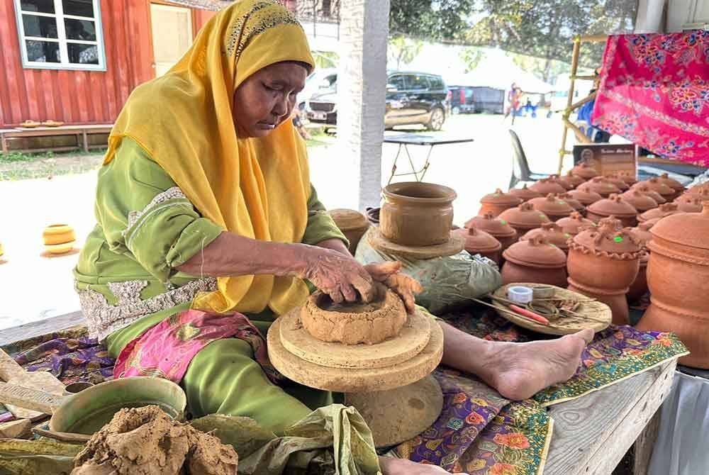 Proses-proses pembentukan tembikar dari Kampung Mambong, Kuala Krai.