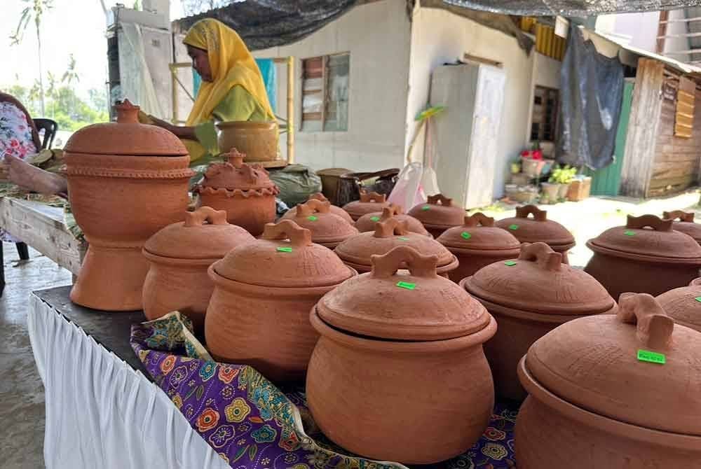 Tembikar-tembikar Mambong yang boleh digunakan untuk memasak.
