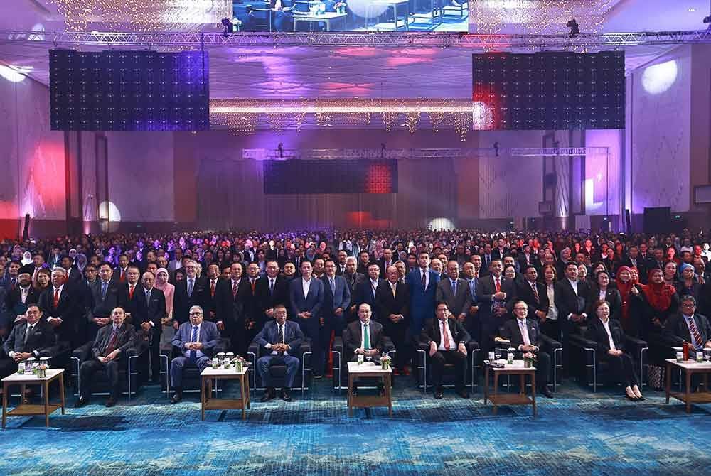 Peserta KITA 2024 bergambar kenangan bersama kepimpinan tertinggi Kerajaan Negeri Sabah dan barisan kepimpinan SPRM. Foto SPRM