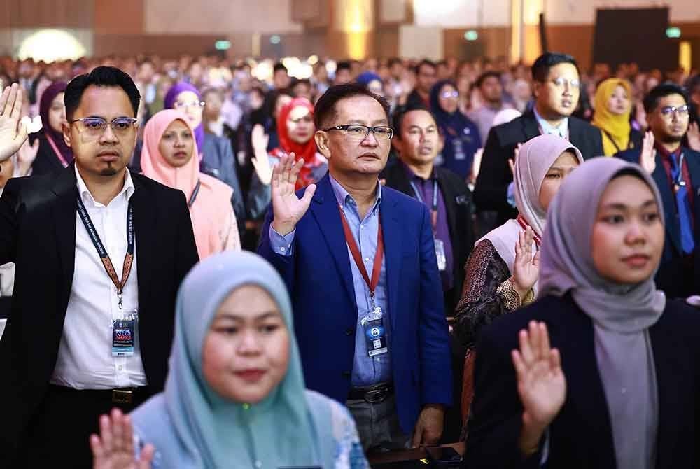 Sebahagian peserta melafazkan ikrar antirasuah sempena konvensyen tersebut yang diadakan di Kota Kinabalu, Sabah baru-baru ini. Foto SPRM