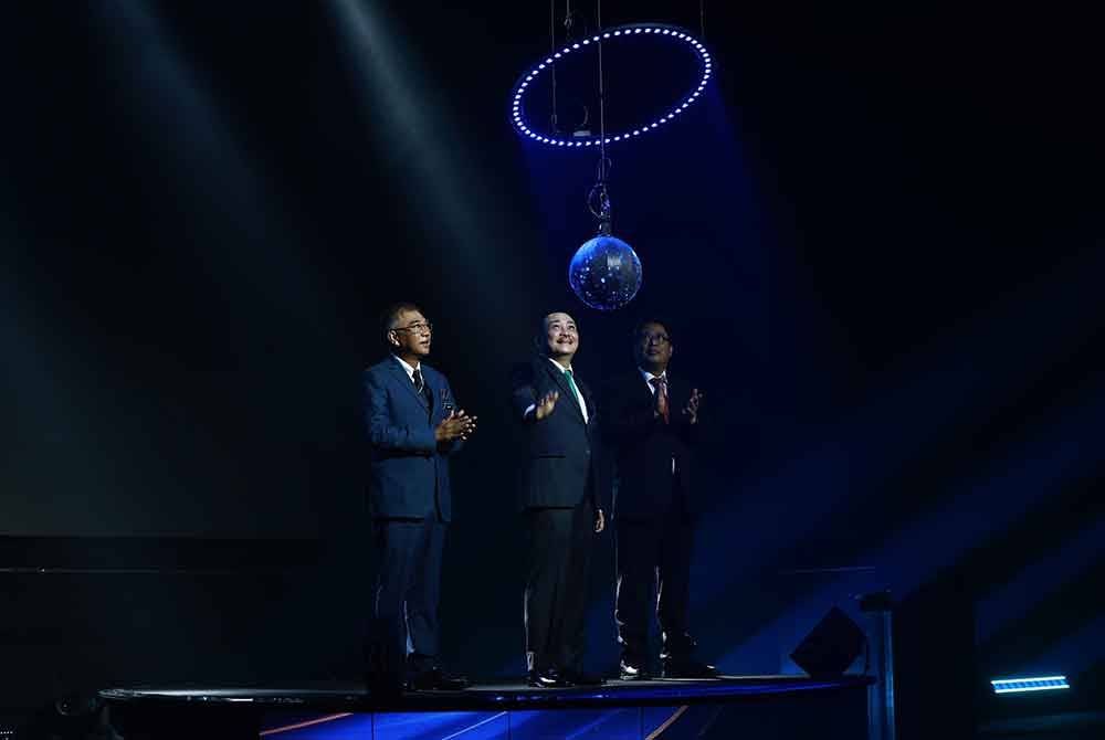 Azam (kanan) dan Hajiji (tengah) menyaksikan gimik pelancaran KITA 2024 yang dianjurkan bertujuan memperhebatkan kesedaran orang ramai tentang bahaya rasuah. Foto SPRM