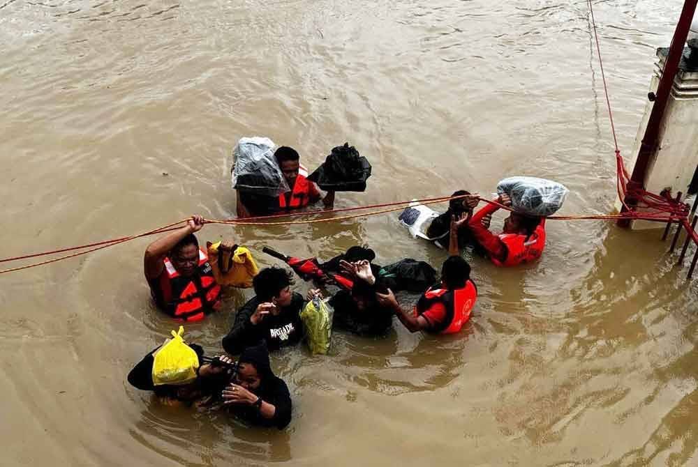 Pengawal Pantai Filipina (PCG) melakukan operasi menyelamat di kawasan banjir di Nabua, Camarines Sur di Filipina.
