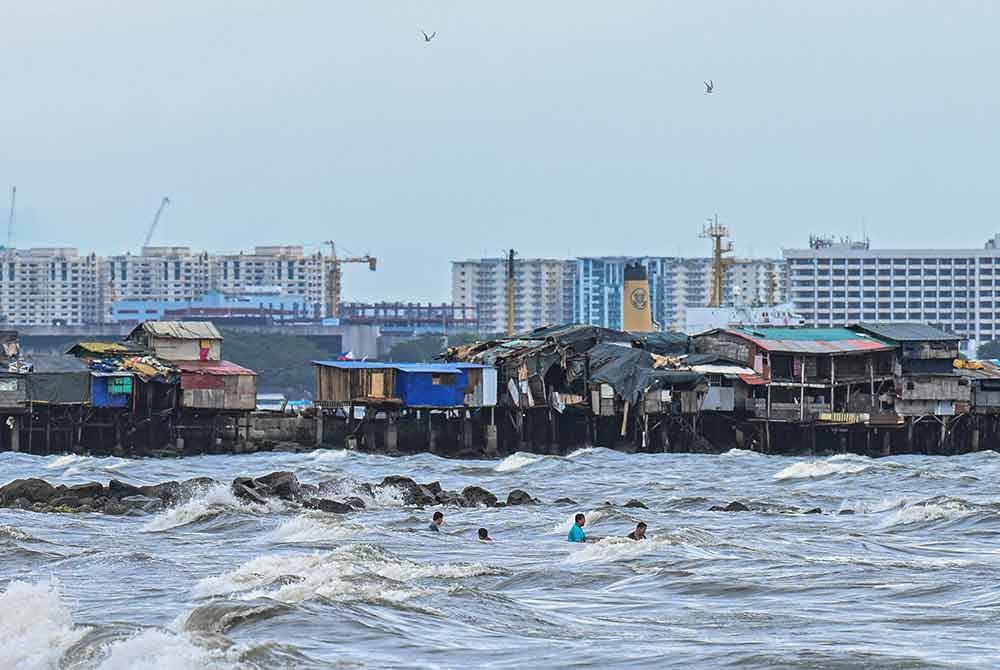 Keadaan pantai bergelora akibat angin kencang di Manila.