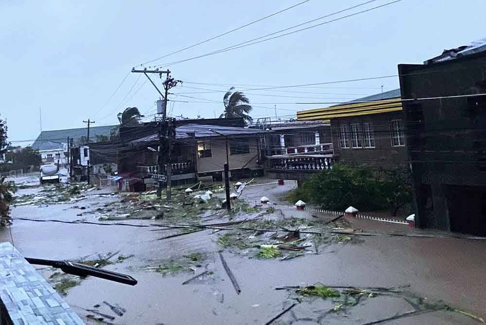 Kemusnahan di Bato, Camarines Sur selepas Trami membadai kawasan itu.