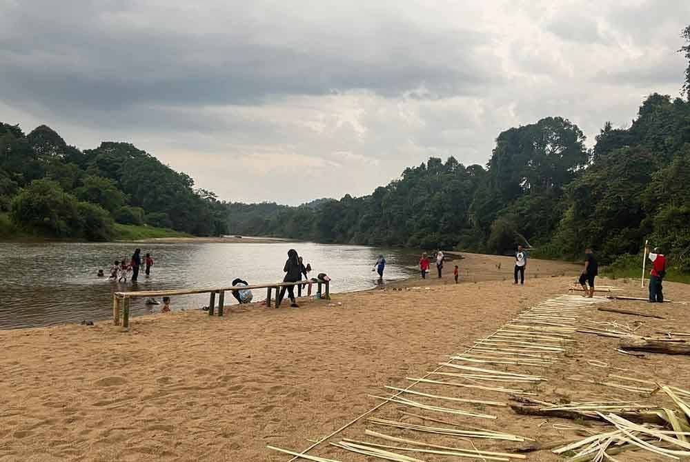 Buluh yang dipotong halus akan dipasang di dalam air untuk tujuan menghambat ikan.