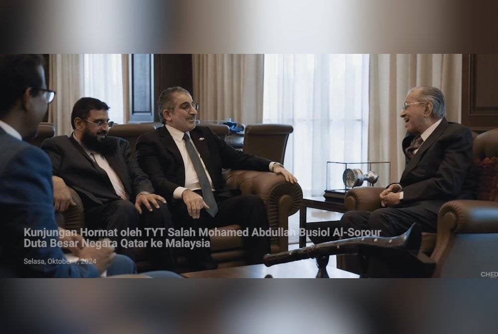 Antara kandungan video yang bertajuk ‘Seminggu Bersama Dr Mahathir' memaparkan beliau mampu melakukan 15 aktiviti termasuk mesyuarat, wawancara, menghadiri majlis dan sebagainya dalam tempoh 30 September hingga 5 Oktober.