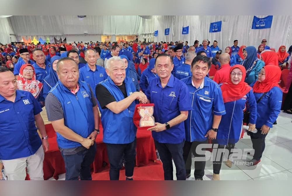 Bung Moktar (tiga dari kiri) menerima cenderamata daripada Jeffrey Nor selepas menghadiri Program Gerak-17 UMNO Sabah DUN Tanjung Keramat di Putatan. Foto SINAR HARIAN- ASYIKIN ASMIN