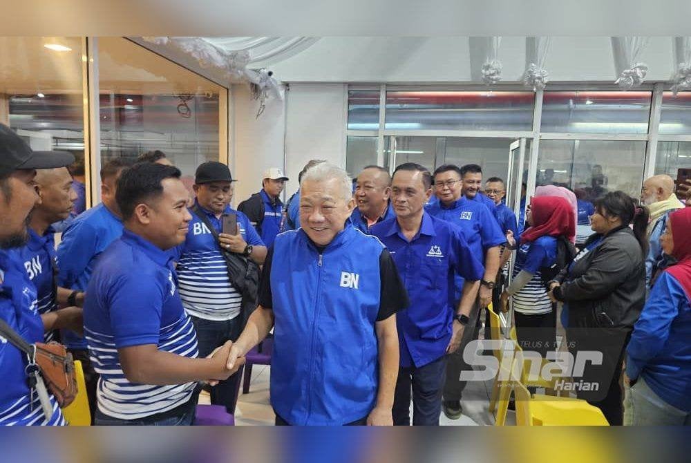 Bung Moktar (tiga dari kiri) beramah mesra dengan ahli UMNO Bahagian Putatan ketika hadir pada program Gerak-17 UMNO Sabah DUN Tanjung Keramat di Putatan. Foto SINAR HARIAN-ASYIKIN ASMIN