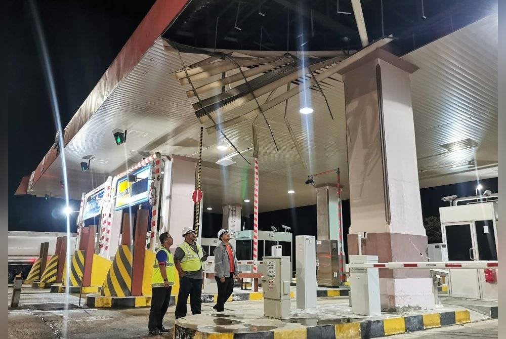 Keadaan siling pada bumbung Plaza Tol Telemung di Hulu Terengganu yang runtuh akibat dibadai ribut pada malam Jumaat.