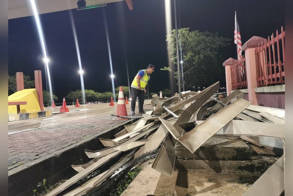 Sebahagian sisa runtuhan akibat angin kencang yang melanda di sekitar kawasan Plaza Tol Telemung pada malam Jumaat.