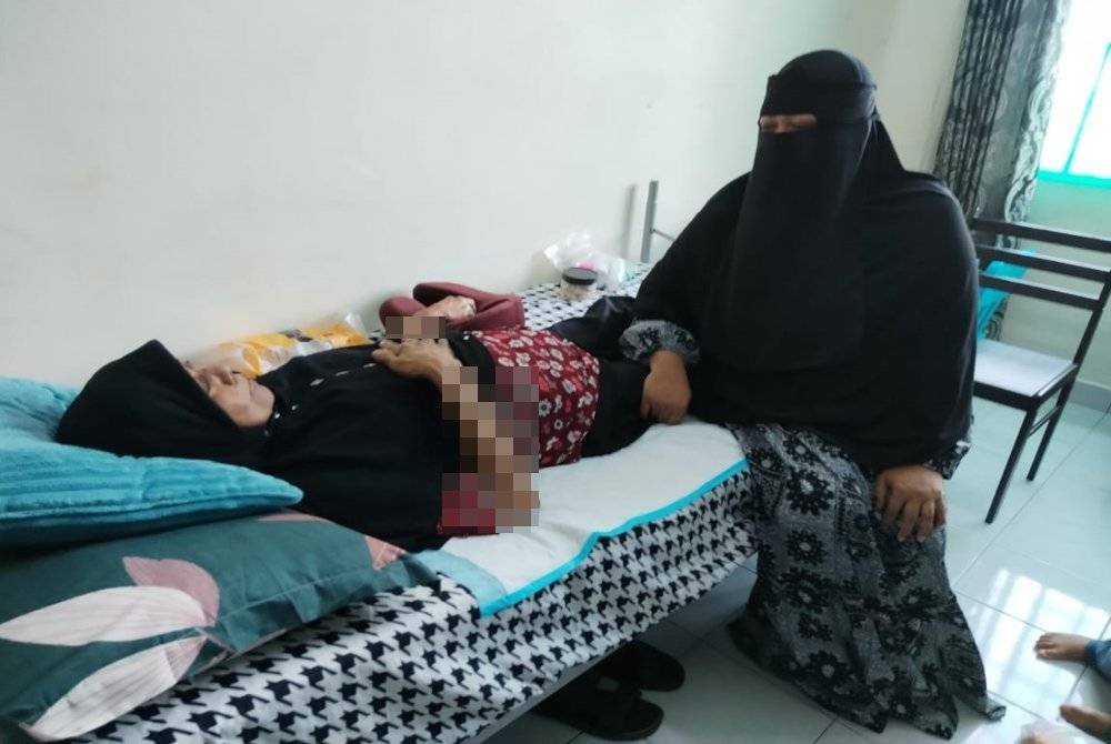 Noorfazlin berbual bersama ibunya, yang terlantar sakit di rumahnya.