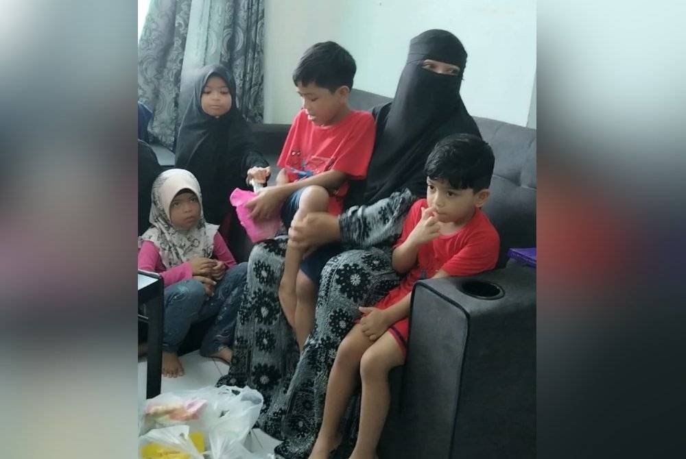 Noorfazlin bersama sebahagian daripada lapan anaknya.