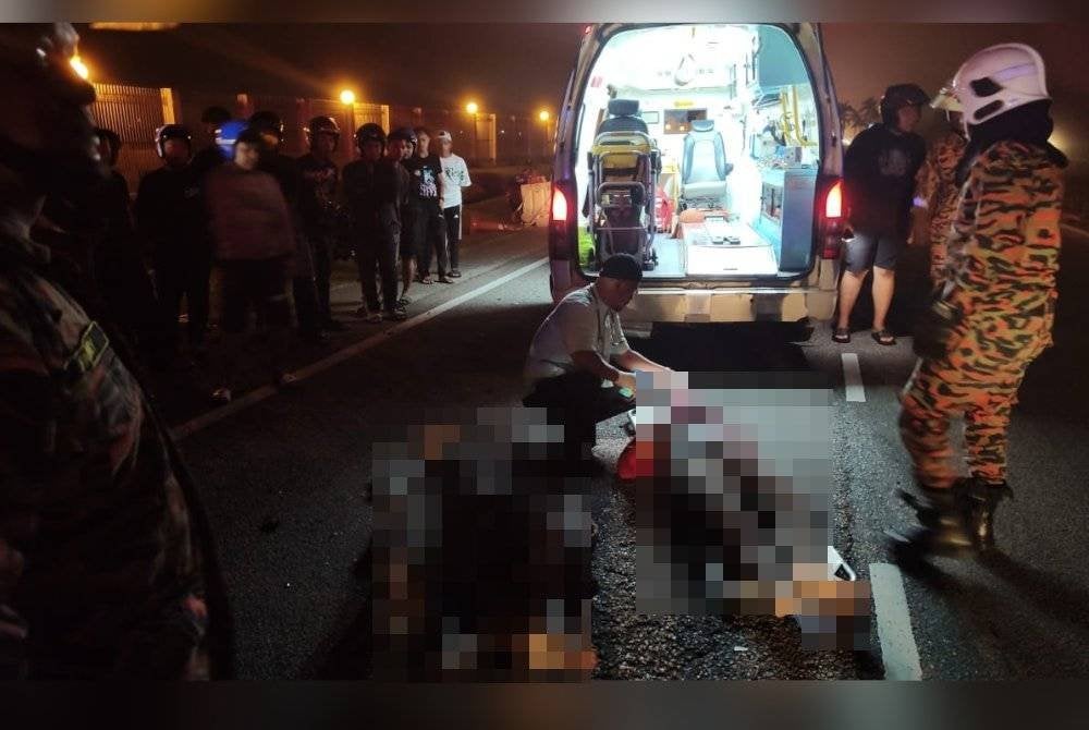 Anggota Balai Bomba Taman Tas membantu mengeluarkan mangsa yang tersepit. Foto JBPM Pahang