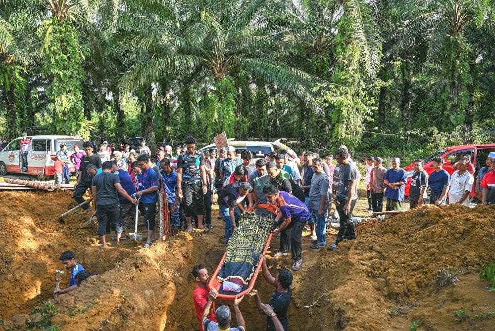 Lebih 500 hadir termasuk waris dan kenalan bagi mengiringi majlis pengebumian empat mangsa yang maut dalam kemalangandi Kilometer 86, Jalan Gua Musang-Lojing, Kelantan pada Jumaat.