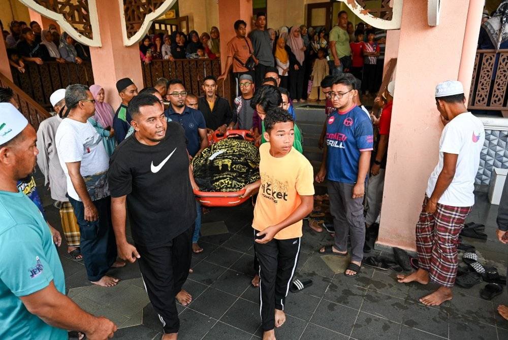 Jenazah dibawa ke Tanah Perkuburan Kampung Payang Kayu di Hulu Terengganu.