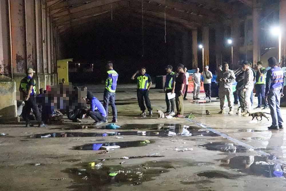 Tujuh daripada 23 nelayan yang ditahan di Jeti Lembaga Kemajuan Ikan Malaysia (LKIM) Besut pada awal pagi Sabtu didapati positif dadah. Foto Maritim Terengganu.