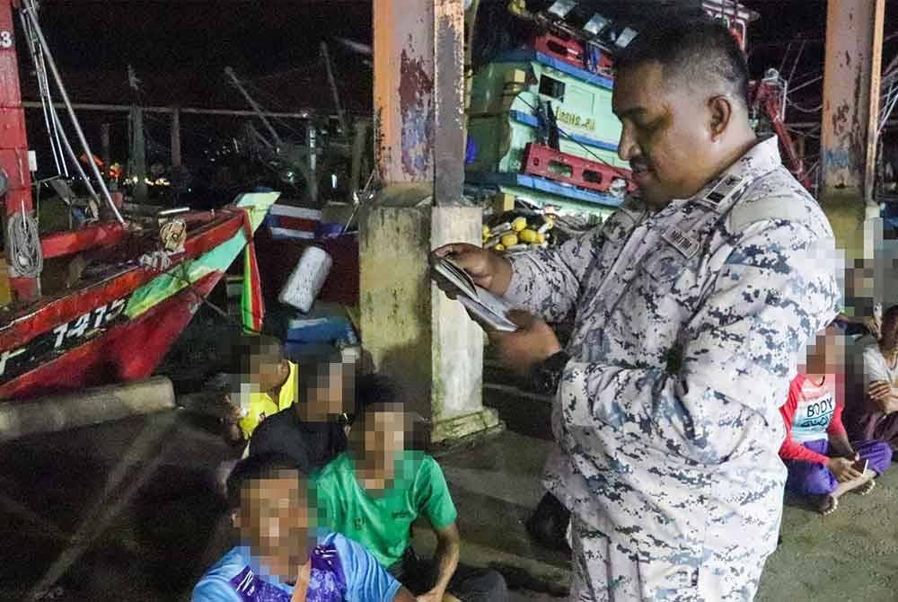 Tujuh nelayan positif dadah akan diserahkan kepada pihak AADK dan pegawai penyiasat Maritim Malaysia untuk tindakan lanjut. Foto Maritim Terengganu.