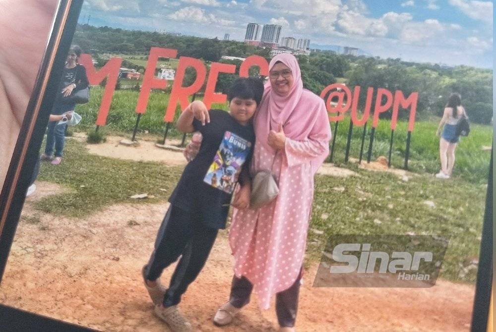 Gambar kenangan Rohafiza bersama anaknya. Foto Sinar Harian