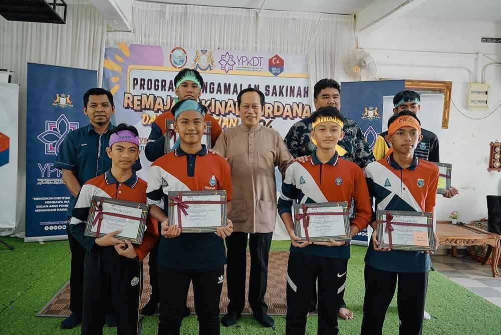 Ahmad Maslan (tengah) pada program Pengamalan Sakinah Daerah Pontian di Pekan Nanas pada Sabtu.