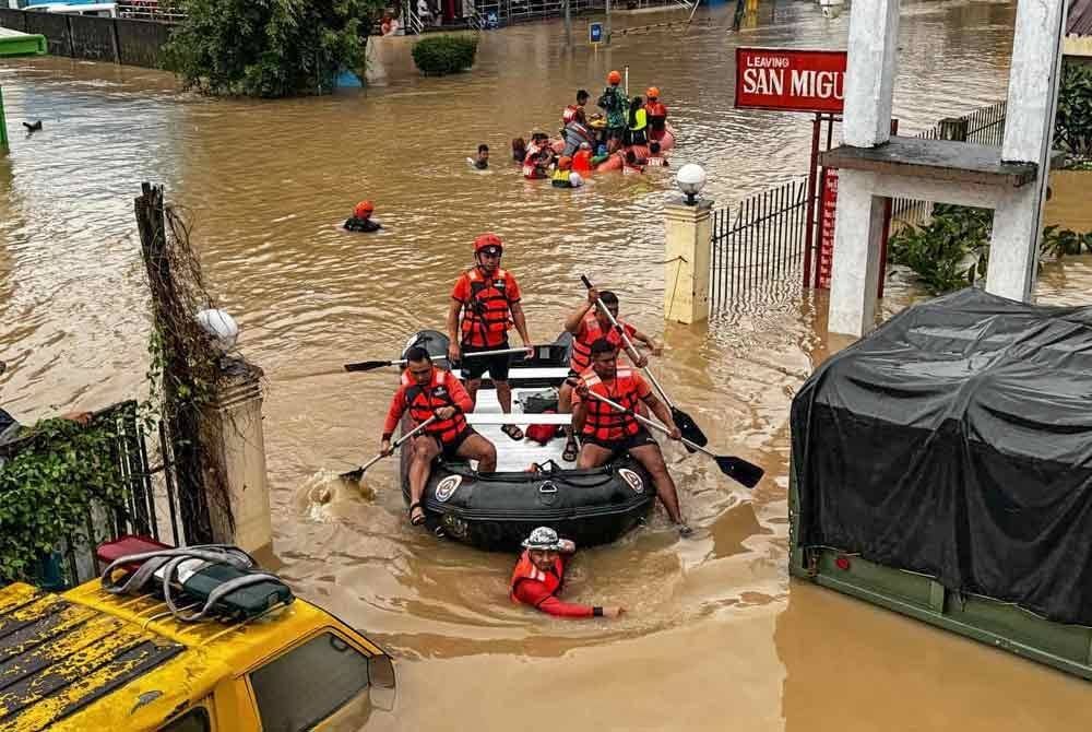 Penyelamat memindahkan penduduk daripada banjir yang disebabkan oleh Ribut Tropika Trami di Wilayah Camarines Sur, Filipina pada Khamis - Foto: Xinhua