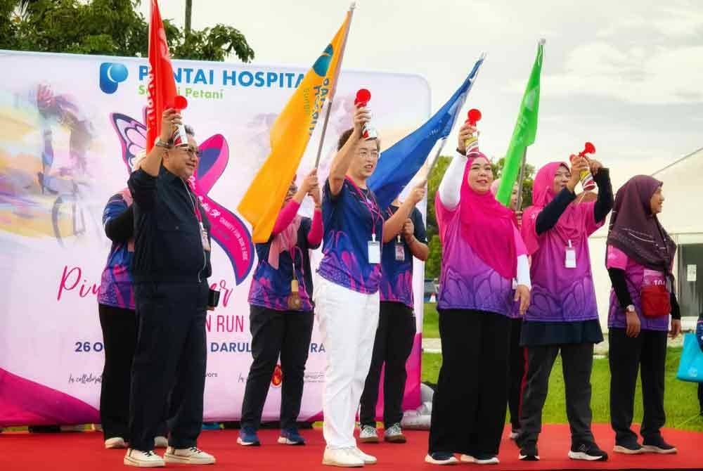 Exco Kebajikan, Wanita, Keluarga & Masyarakat dan Perpaduan Negeri Kedah, Datuk Halimaton Shaadiah Saad ( tiga dari kiri) membuat pelepasan peserta di garisan permulaan.
