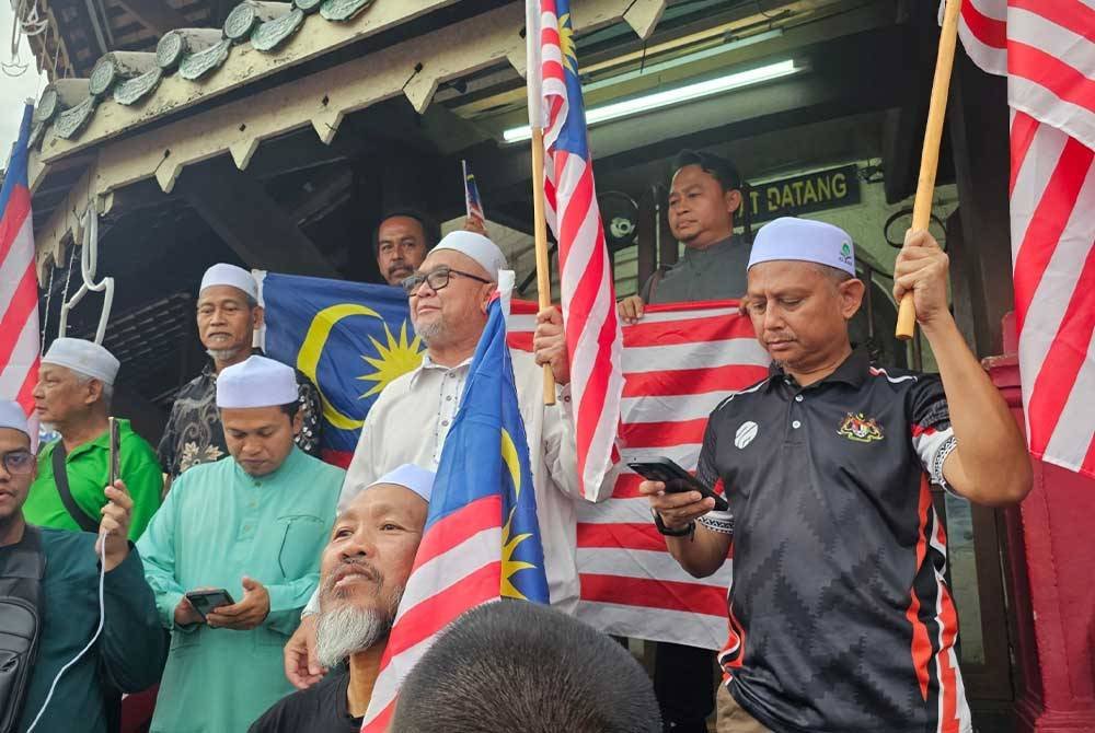Razman (tengah) turut hadir bagi sokongan usaha rakyat di Teluk Intan.
