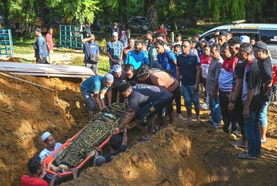 Jenazah empat sekeluarga yang maut dalam kemalangan di Kilometer 86, Jalan Gua Musang-Lojing, Kelantan pada Jumaat dikebumikan dalam dua liang lahad.