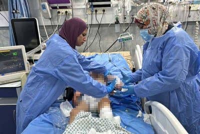 Seorang kanak-kanak Palestin yang cedera menerima rawatan di bilik kecemasan di Hospital Kamal Adwan di utara Gaza sehari sebelum tentera Israel menyerbu dan menahan mereka yang masih berada di hospital terbabit - Foto: Agensi