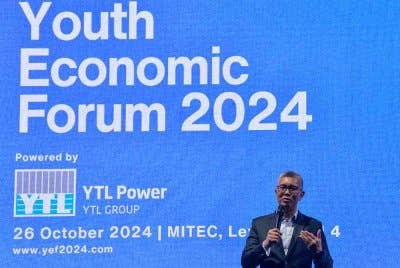 Tengku Zafrul menyampaikan ucapan penutupan pada Forum Ekonomi Belia 2024 di Pusat Pameran dan Perdagangan Antarabangsa Malaysia (MITEC) hari ini. - Foto: Bernama