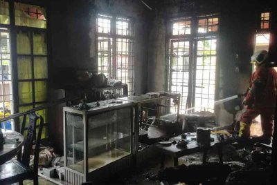 Keadaan ruang tamu rumah Sainuri yang terbakar dipercayai berpunca dari kotak fius - Foto: Bomba