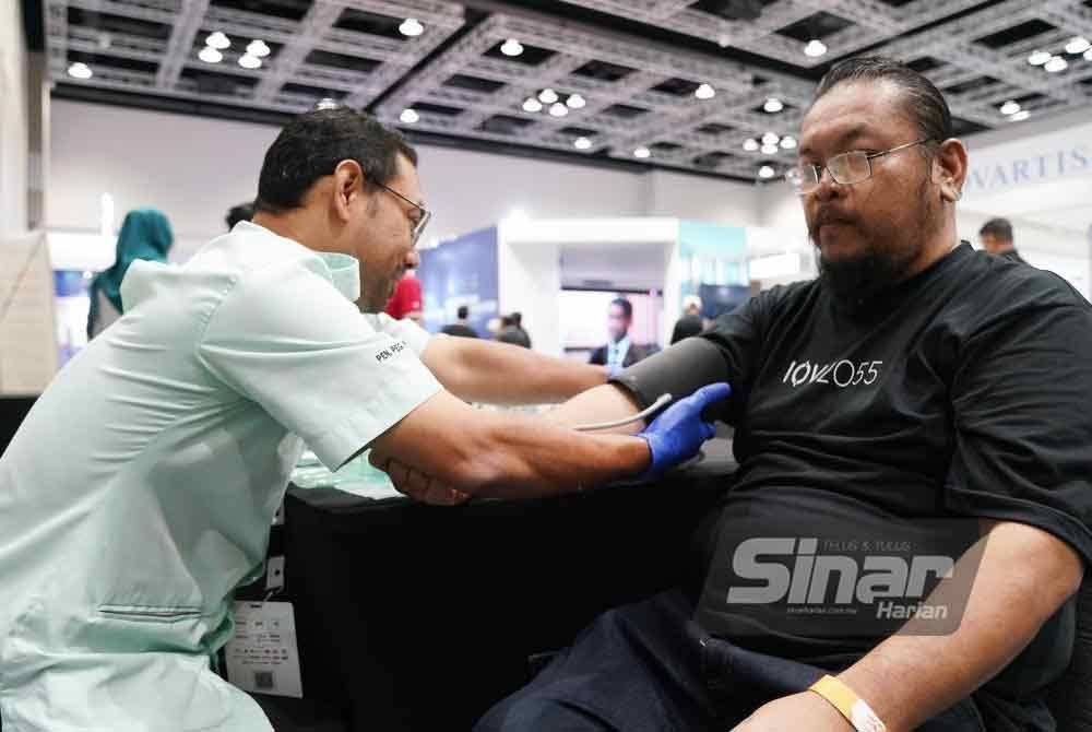Pengunjung mendapatkan pemeriksaan kesihatan pada Malaysia International Healthcare (MIH) Megatrends 2024 yang diadakan di Pusat Konvensyen Kuala Lumpur pada Sabtu. FOTO: Sinar Harian-ROSLI TALIB