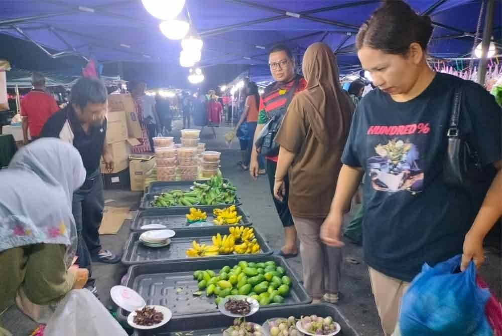 Barangan segar yang dijual Nor Madiah di salah sebuah tapak pasar malam di Sungai Petani, Kedah.