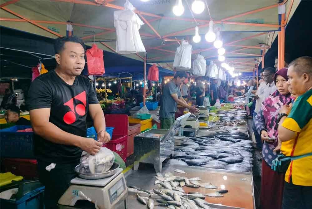 Barangan segar dan berkualiti antara sebab mengapa pasar malam menjadi pilihan pelanggan.