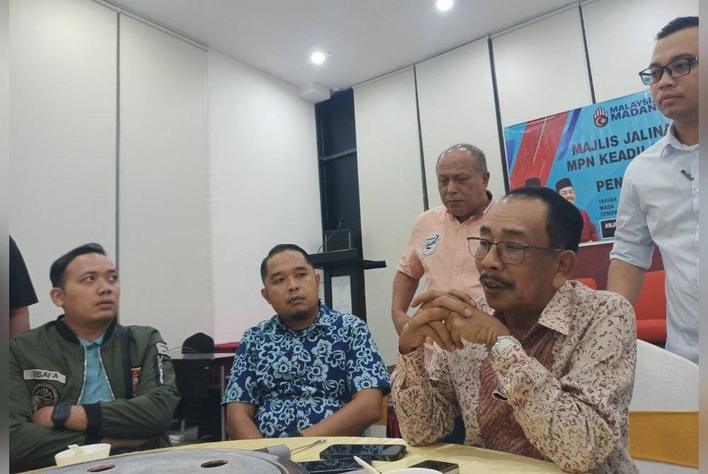 Mohamad Suparadi (kanan) semasa Majlis Jalinan Mesra Antara Majlis Pimpinan Negeri (MPN) Keadilan Kelantan dengan pengamal media negeri ini di Kota Bharu pada malam Sabtu.